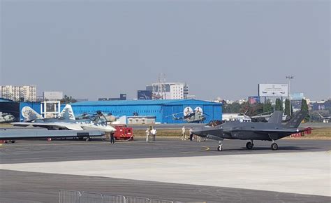 Глаза в глаза. Российский истребитель пятого поколения Су-57 и ...