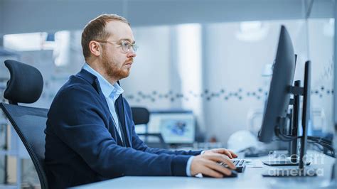 Engineer Using Computer 的图像结果