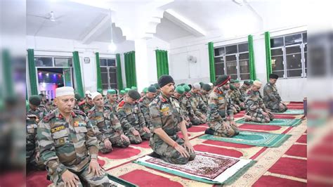 Indian Army officers offer Namaz in Kashmir, photo wins hearts | Viral ...