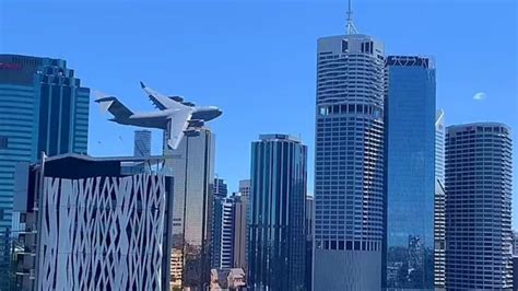 घरों के ठीक सामने आ गया विमान, डर से लोगों की हालत हुई खराब, देखें ...