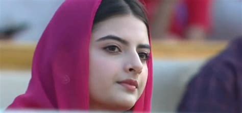 कोण आहे PAK vs NZ मॅच वेळी स्पॉट झालेली ती सुंदरी? व्हिडिओ होतोय ...