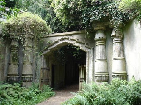 One of the creepiest cemeteries in London, the Highgate Cemetery | The ...