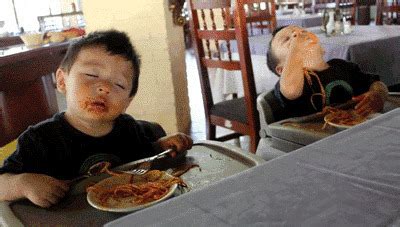 小孩子吃饭犯困睡觉GIF图片-动态图片基地