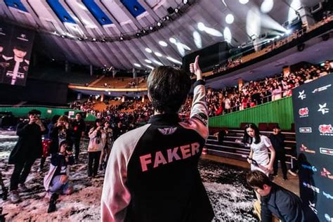 Faker夺冠后首播：1小时收入1200万，自爆S赛期间，韩服账号被封_腾讯新闻