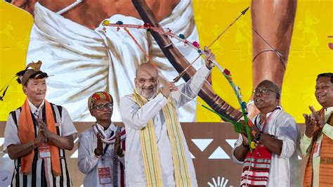 Lakhs of tribals gather at Red Fort to demand removal of converted ...