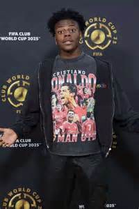 “I’m not Canadian, man!”: iShowSpeed hilariously fails at hockey in ...