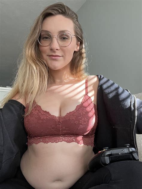 Your chubby gamer girl next door 🤭 : r/GluttonousGirls