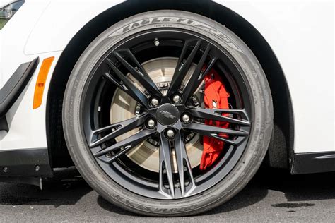 Low-Mileage 2023 Chevrolet Camaro ZL1 1LE Coupe 10-Speed Fetches MSRP Like a Champ - autoevolution