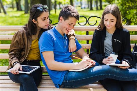 Adolescentes estudiando Images - Free Download on Freepik