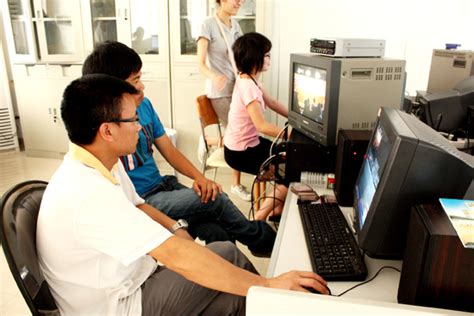 学生在影视后期制作室制作片子_学校要闻 -温州职业技术学院