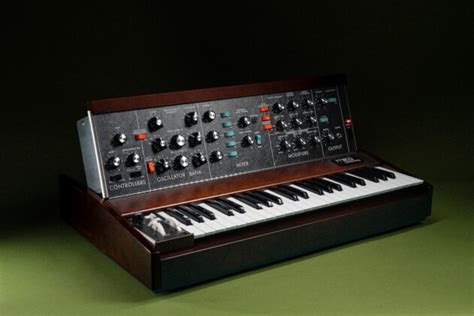 Moog Source Vs Minimoog 的图像结果
