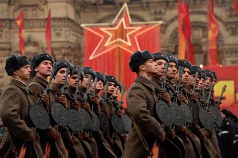 苏联解体前一年两次红场阅兵，为何都称“最后一次”，有何背景？_百科TA说
