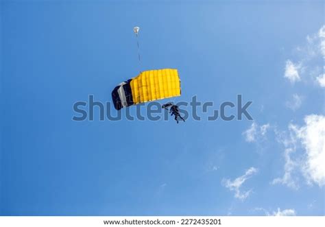 Parachuting View 的图像结果