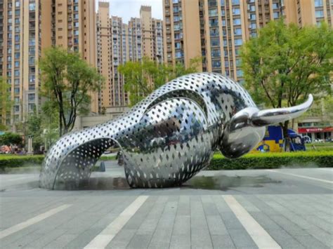 郑州大环境小景观 不锈钢牛雕塑 抽象镜面牛定制_塑景雕塑-站酷ZCOOL