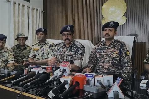 मुठभेड़ में मारे गए 12 नक्सलियों के शव बरामद, बस्तर IG और CRPF IG ने दी ...