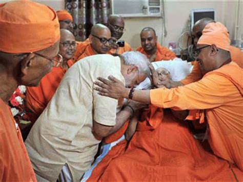 Swami Atmasthananda with his disciples - Know about the monk who put ...