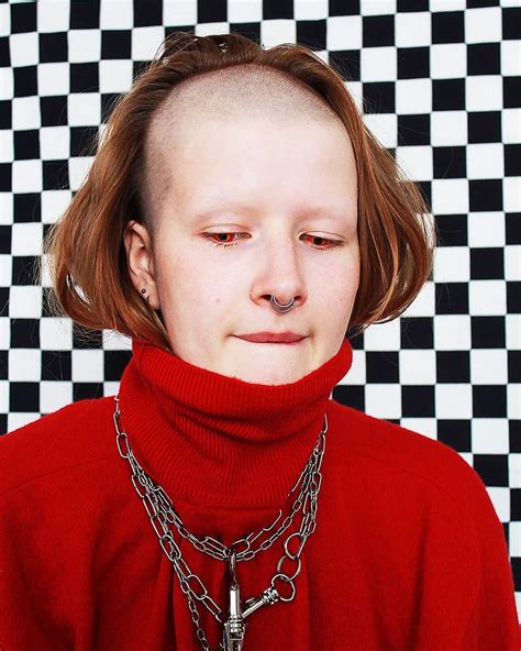 young woman with shaved front hair / shaved bangs / skullet haircut | Dreadlock frisuren ...