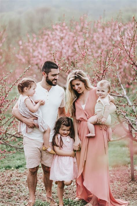 clothing ideas for spring family pictures