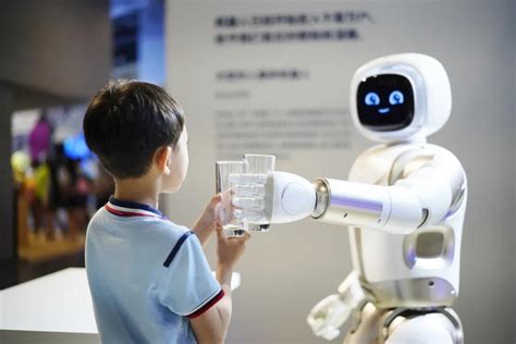 中小学生“玩转”机器人、物联网、AI技术，27万人瞩目武汉创新教育，机器人课程_机器人培训