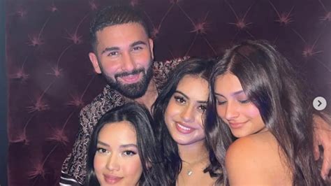 व्हाइट क्रॉप टॉप और ग्लोइंग मेकअप में Nysa Devgan का स्टनिंग लुक, लंदन ...