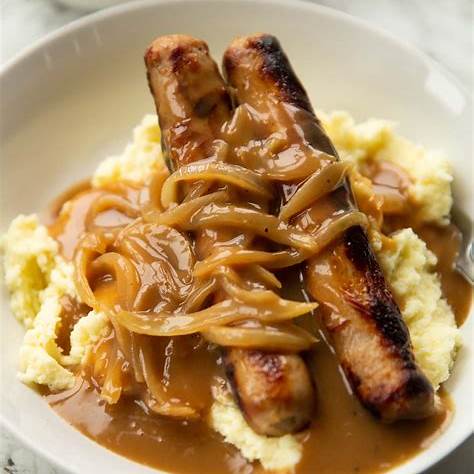 https://www.dontgobaconmyheart.co.uk/wp-content/uploads/2022/11/bangers-and-mash-recipe.jpg