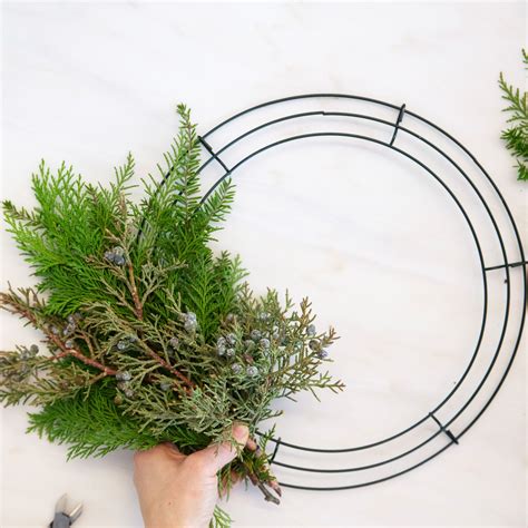 How To Make A Wreath Using Wire Frame at Barbara Moser blog