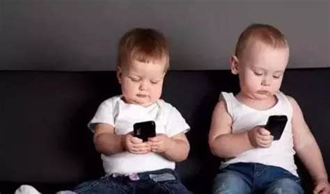 【研究】别让手机和社交媒体毁掉孩子的童年|界面新闻 · 天下