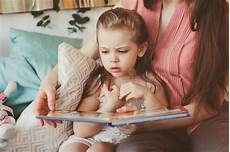 una notte d ã un libro letto in la madre e la figlia felici della famiglia hanno letto un una notte d ã un libro letto in la madre e la figlia felici della famiglia hanno letto un