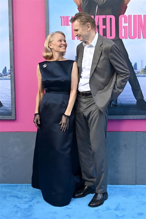 Liam Neeson y Pamela Anderson abordan rumores de noviazgo tras besarse ...