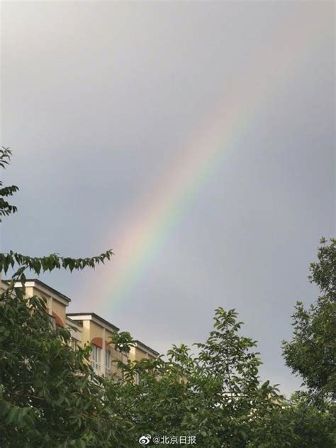 北京雨后现彩虹，看！彩虹偷偷出来啦！_新浪新闻