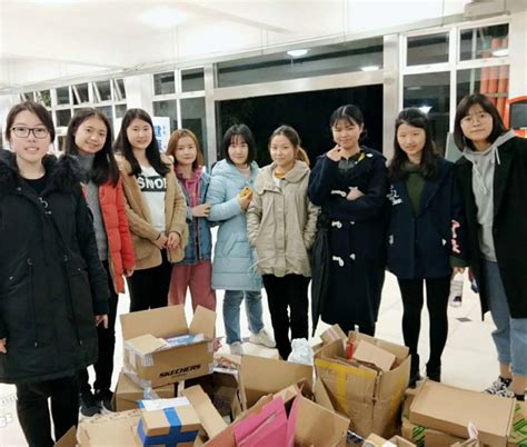 我院2017级翻译班举办“快递盒堆出的冬日温暖”志愿活动-外国语学院 - 湖南师范大学
