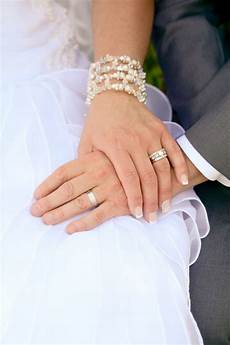 Wedding Finger by Do You Which Finger The Engagement Ring Goes On You Wedding Finger