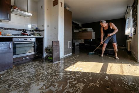 In pictures: Poland begins cleanup after historic flooding - September ...