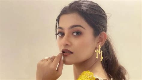 Prakruti back to Mumbai; Manmath says he is ready to withdraw case