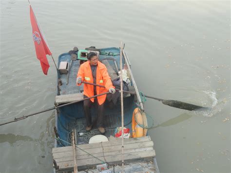 河道水面保洁工刘纪祥：漂泊在水上的“河湖卫士” _掌上淮安