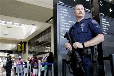 美国各地机场安检 严格繁琐超出想象_大辽网_腾讯网