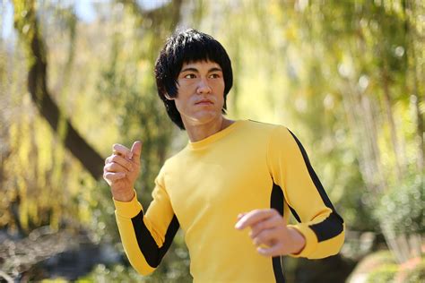 Bruce Lee Yellow Jumpsuit Wallpaper - EMSEKFLOL.COM