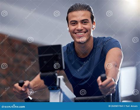 Gimnasia Humana Y Ciclismo En El Gimnasio Para Ejercicios O ...