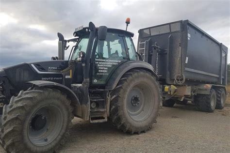 Tausende Euro Schaden: Landwirt fährt mit Traktor über frischen Teer ...