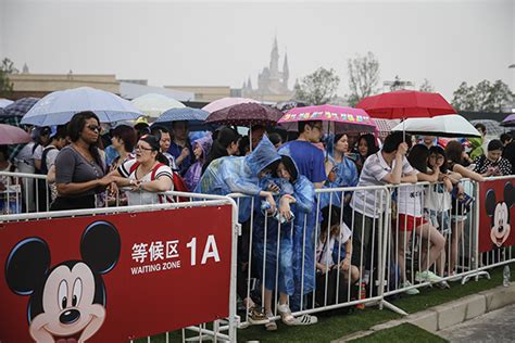 上海迪士尼乐园迎客流高峰，热门项目排队1小时_演出