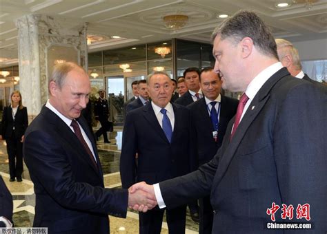 俄罗斯与乌克兰总统举行双边会谈 此前双方握手致意(组图)藏地阳光新闻网