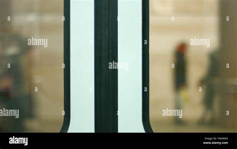 Local Train Closed-Door 的图像结果