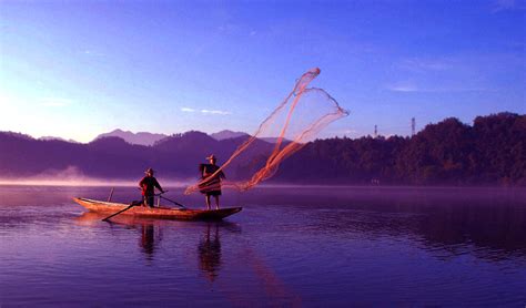 缅甸渔民单腿划船_新闻频道_中华网