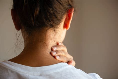 Managing Pain on the Right Side of Your Neck: Tips and Techniques - Kaly