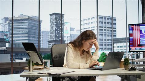 agotado abrumado mujer de negocios con un dolor de cabeza molesto a ...