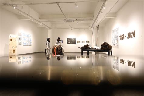 Sejarah & Refleksi Kritis Seniman dalam Pameran Beyond Elasticity: Rubber and Materiality di ...