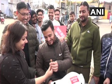 MVD officials in J-K's Udhampur offer lollipops to traffic rules ...