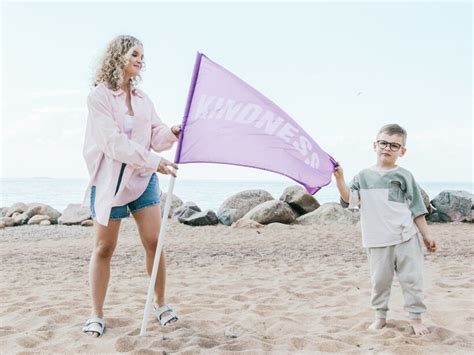 How kindness & courtesy can change the world | Meer