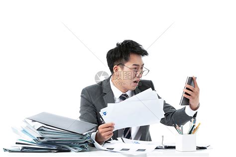 商务男性一边打电话一边工作高清图片下载-正版图片501543352-摄图网