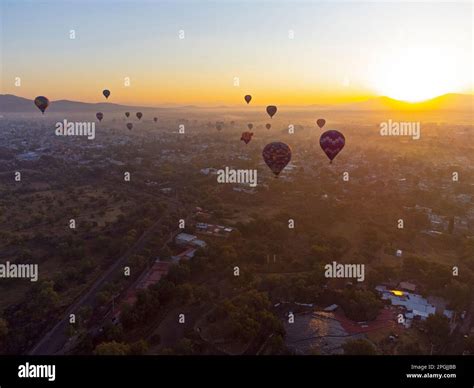 Sunrise on hot air balloon over the Teotihuacan pyramid Stock Photo - Alamy